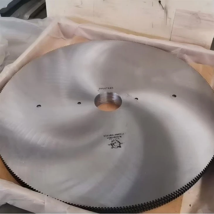 packing for flying saw blade